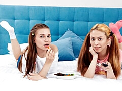 18 летние, Пальцем, Лесбиянка, Лизание, Белье, Киски, Бритые, Молоденькие