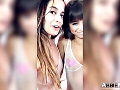 18 ans, Doigter, Embrassement, Lesbienne, Masturbation, Rasée, Dénudage, Nénés