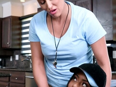 Blond, Rondborstig, Latijnse vrouw, Lesbisch, Likken, Moeder die ik wil neuken, Kut duiken, Mager