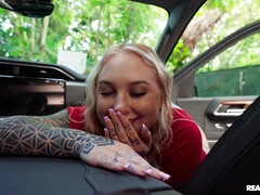 Grosser schwanz, Blondine, Blasen, Hardcore, Selbstgemacht, Im freien, Pov, Tätowierung