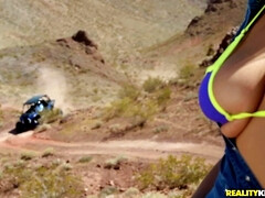 Bikini, Sucer une bite, Brunette brune, Plantureuse, Hd, De plein air