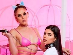 Brunette brune, Fétiche, Doigter, Lesbienne, Masturbation, Claque, Dénudage, Adolescente