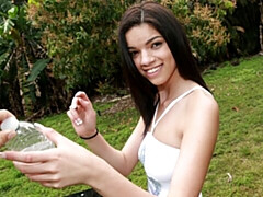 Grosser arsch, Grosse titten, Blasen, Braunhaarige, Im freien, Zierlich, Dürr, Jungendliche (18+)
