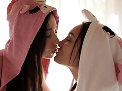 Grosse titten, Braunhaarige, Dildo, Fingern, Lesbisch, Masturbation, Muschi, Rasiert