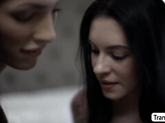 Gros seins, Sucer une bite, Gorge profonde, Jeunes transsexuelles thaïlandaises, Fille latino, Léchez, Chatte, Transsexuelle