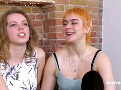 19-jährige Lilith wird von der 25-jährigen Em - redhead and blonde Europeans lesbians