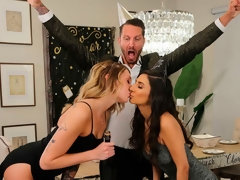 Blonde, Sucer une bite, En levrette, 2 femmes 1 homme, Branlette thaïlandaise, Rasée, Adolescente, Plan cul à trois