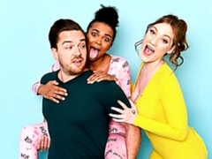 Cul, Gros seins, Sucer une bite, En levrette, 2 femmes 1 homme, Interracial, Adolescente, Plan cul à trois