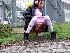 Arsch, Braunhaarige, Natürlichen titten, Im freien, Pissen, Dürr, Jungendliche (18+), Titten