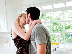 Grote lul, Blond, Diep in de keel, Handbeurt, Moeder die ik wil neuken, Moeder, Stiefmoeder, Zuigen