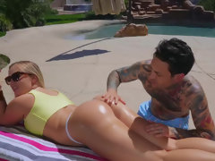 Bikini, Hundestellung, Pool, Muschi, Abendanzug, Tätowierung, Tanga, Titten