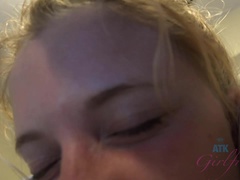 Enthousiasteling, Blond, Pijpbeurt, Voetbeurt, Buiten, Klein, Mager, Tieten likken