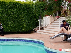 Arsch, Blondine, Blasen, Würgen, Im freien, Piercing, Kurzes haar, Titten