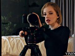 舐める尻, ブロンド, フェラチオ, キス, なめる, 下着, 魅力的, 三人