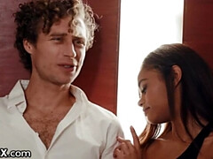 18 ans, Sucer une bite, Couple, Gorge profonde, Noir ébène, Érotique, Adolescente, Nénés