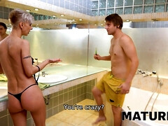 Blondine, Tschechisch, Hd, Reif, Pool, Rasiert, Kurzes haar, Titten