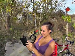 Брюнетки, Семяизвержение, На публике