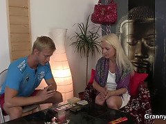 Schönheit, Blondine, Blasen, Geile alte tussi, Kehlenfick, Mutti, Realität, Stiefmutter