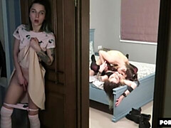 Chambre à dormir, Gros cul, Grosse bite, Sucer une bite, Brunette brune, En levrette, Adolescente, Voyeur