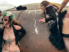 Gros cul, Grosse bite, Sucer une bite, En levrette, Le plan cul à quatre, Seins naturels, Adolescente, Nénés