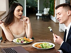 18 ans, Grosse bite, Sucer une bite, Brunette brune, En levrette, Seins naturels, Petite femme, Nénés