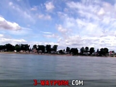 Blondine, Braunhaarige, Hd, Orgasmus, Öffentlich, Weibliche ejakulation, Flotter dreier