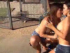 Brunette brune, Embrassement, Lesbienne, Masturbation, Mère que j'aimerais baiser, Maman, De plein air, Tabou