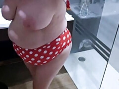 Gros seins, Britannique, Mamie, Hd, Mère que j'aimerais baiser, Seins naturels, Pisser, Pute