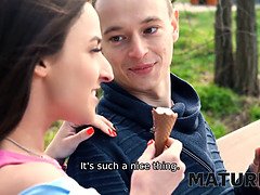 Brunette brune, Attrapée, Femme couguar, Mature