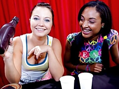 Grosser schwanz, Blasen, Braunhaarige, Handjob, Lecken, Party, Öffentlich, Kurzes haar