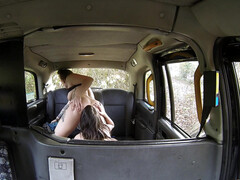 Leie, Braunhaarige, Auto, Fingern, Lesbisch, Nippel, Muschi, Nass