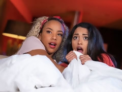 Blonde, Doigter, Interracial, Embrassement, Lesbienne, Masturbation, Chatte, Dénudage