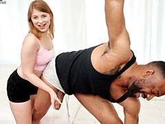 18 ans, Gros cul, Grosse bite, Sucer une bite, En levrette, Seins naturels, Adolescente, Nénés