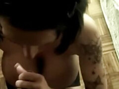 Grote mammen, Pijpbeurt, Bruinharig, Rondborstig, Sperma shot, Orgasme, Gezichtspunt, Tatoeage