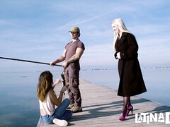 Gros cul, Grosse bite, Gros seins, Blonde, Plantureuse, Seins naturels, Public, Nénés