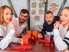 Blondine, Blasen, Hundestellung, Handjob, Jungendliche (18+), Flotter dreier, Titten, Toilette