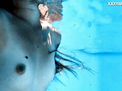 Женщины, Хд, Венгерки, Крошечные, Бассейн, Тощие, Молоденькие, Сиськи