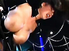 Gros cul, Sucer une bite, Brunette brune, Gorge profonde, Domination, Femme dominatrice, Fétiche, Rétro ancien