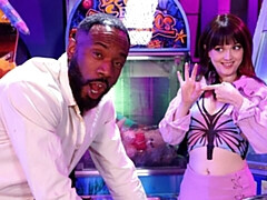 18 ans, Gros cul, Grosse bite, Sucer une bite, Brunette brune, En levrette, Adolescente, Nénés