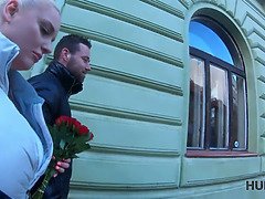 Sissy boy está viendo cómo su cita satisface a otro hombre