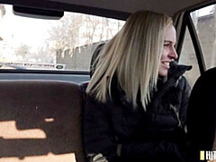 18 jahre, Blondine, Blasen, Hundestellung, Natürlichen titten, Öffentlich, Jungendliche (18+), Titten