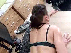 Morena, Checa, Penetracion con dedos, Primera ves, Lamidas, Dinero, Oficina, Adolescente