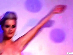 Grote mammen, Naakte man aangeklede vrouw, Groep, Hd, Interraciaal, Lesbisch, Kousen, Swinger