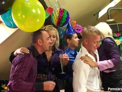 Bekleidet, Spermaladung, Selbstgemacht, Lesbisch, Party, Pissen, Dusche, Swingers