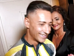 18 años, Tetas grandes, Mamada, Garganta profunda, Polla, Abuelita, Maduro, Madres para coger