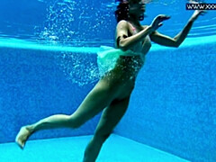 18, アナル, 茶髪の, 女, フェティッシュ, 小柄, ティーン, 水中