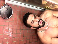Muscle cub solo showering
