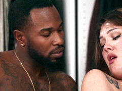 Gros seins, Sucer une bite, Gorge profonde, Hard, Interracial, Nue  à poil, Tatouage, Nénés