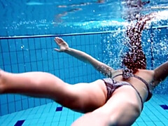18 jahre, Fetisch, Zierlich, Pool, Öffentlich, Russisch, Solo, Unter wasser
