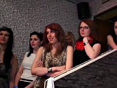 Leie, Braunhaarige, Cfnm, Gruppensex, Hardcore, Öffentlich, Realität, Jungendliche (18+)